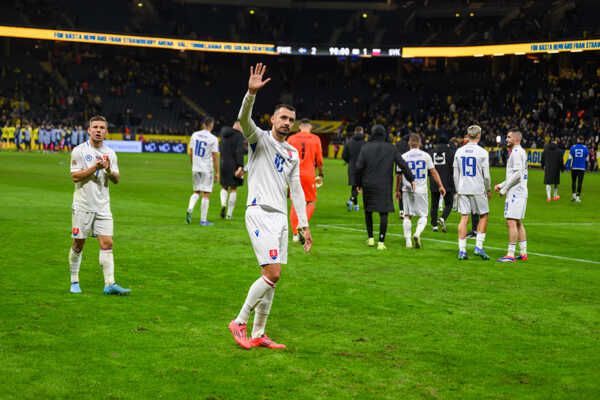 Ivan Schranz (Slovensko) sa lúči so slovenskými divákmi po zápase so Švédskom.