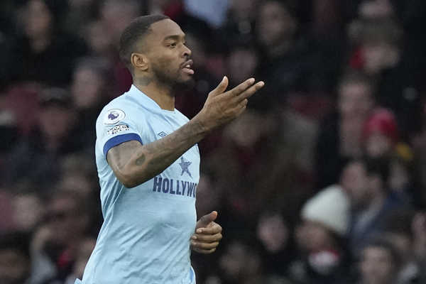 Futbalista Brentfordu Ivan Toney sa teší po strelení gólu.