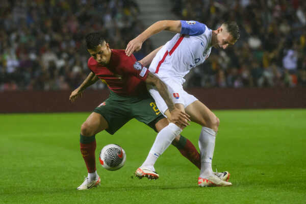 Joao Cancelo a Róbert Boženík v súboji.
