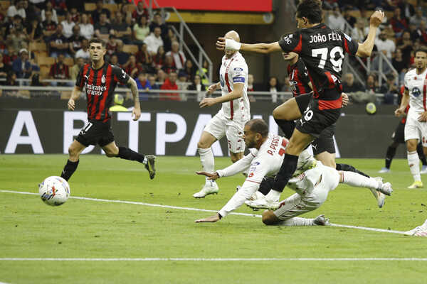 Hráč AC Milána Joao Felix v akcii.