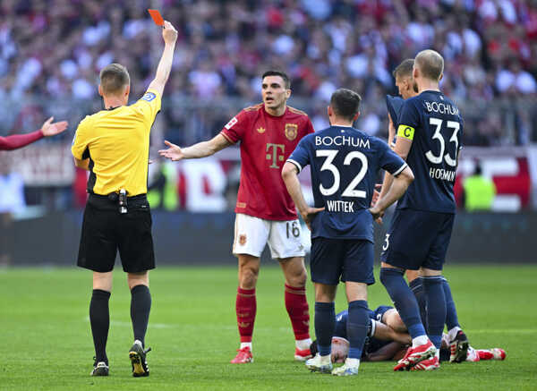 Futbalista Bayernu Joao Palhinha dostáva červenú kartu.