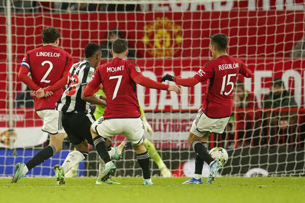 Hráč Newcastle Joe Willock (druhý zľava) strieľa tretí gól v zápase s Manchestrom United.