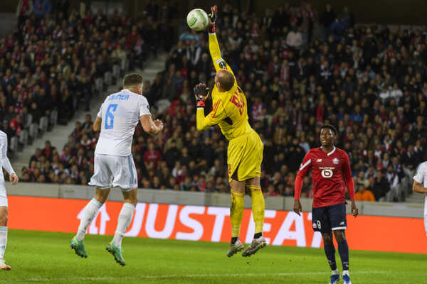 Jonathan David (Lille, v červenom) v súboji proti Slovanu. Jonathan David (Lille, v červenom) v súboji proti Slovanu.