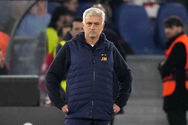 Jose Mourinho na lavičke AS Rím.