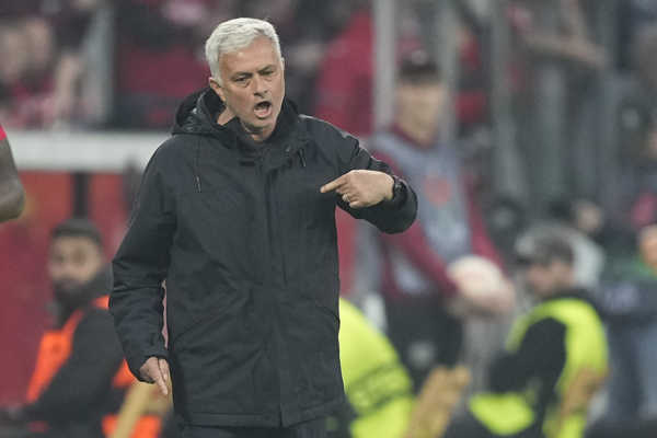 Jose Mourinho na lavičke rímskeho AS.