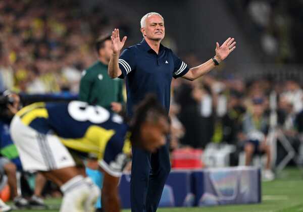 Tréner Jose Mourinho z Fenerbahce Istanbul reaguje počas prvého zápasu play off Ligy majstrov.
