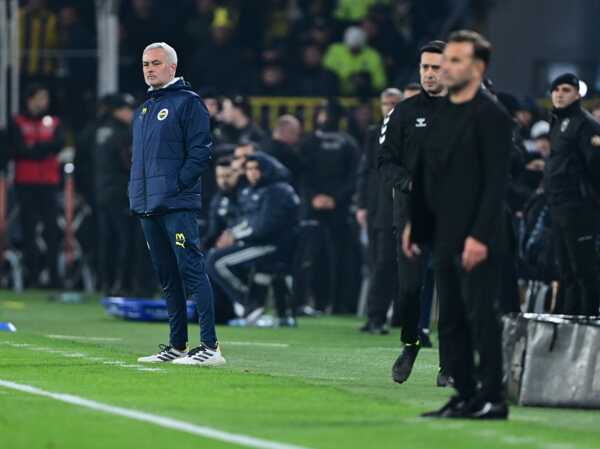 Tréner Fenerbahce Jose Mourinho (vľavo) a tréner Galatasaray Okan Buruk.