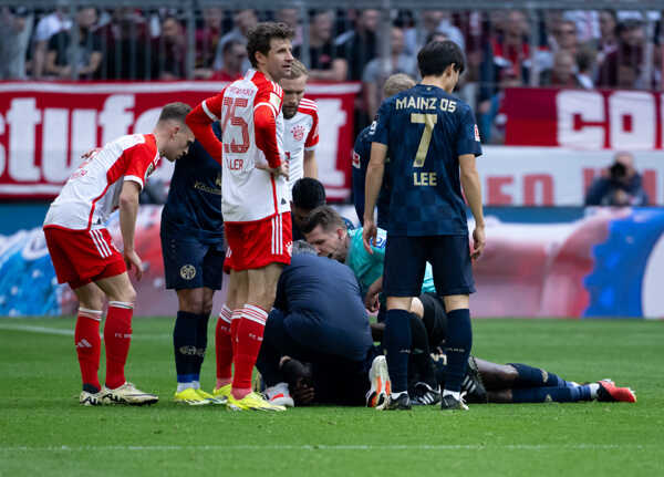 Futbalista Josuha Guilavogui z Mainzu počas ošetrenia.