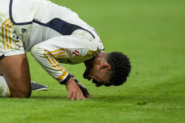 Futbalista Jude Bellingham z Realu Madrid reaguje po zranení.