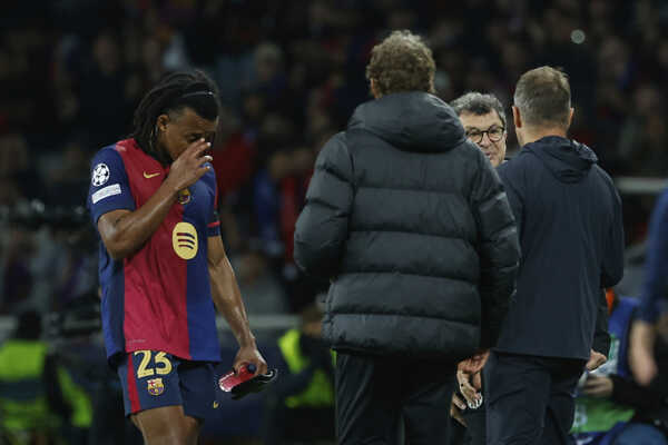 Zranený Jules Kounde odchádza z ihriska po zranení.