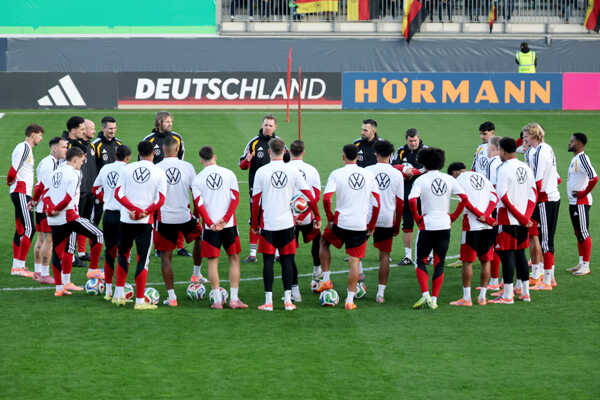 Julian Nagelsmann (v pozadí uprostred) gestikuluje na tréningu Nemecka.