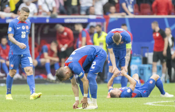 Slovenskí futbalisti Juraj Kucka, Peter Pekarík, Milan Škriniar a Stanislav Lobotka po prehre s Ukrajinou.