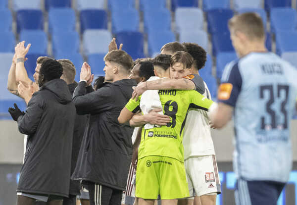 Postupová radosť futbalistov Podbrezovej po výhre 3:1 nad Slovanom a vpravo kapitán domácich Juraj Kucka.