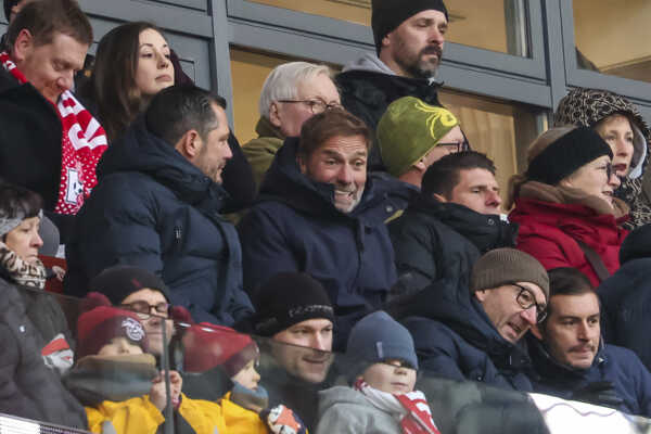 Nemecký tréner a šéf futbalového oddelenia Red Bullu Jürgen Klopp (uprostred) sleduje zápas.
