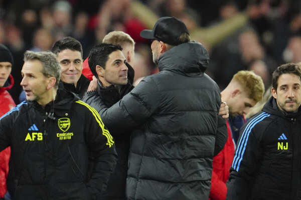 Tréner Liverpoolu Jürgen Klopp(vpravo) objíma trénera Arsenalu Mikela Artetu.