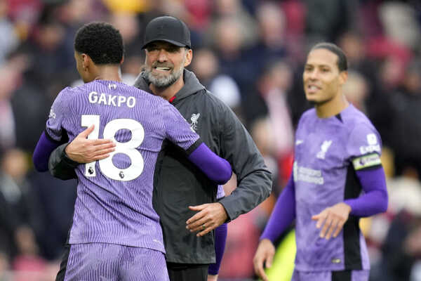 Vpravo nemecký tréner Liverpoolu Jürgen Norbert Klopp a jeho zverenec a holandský útočník Cody Gakpo.