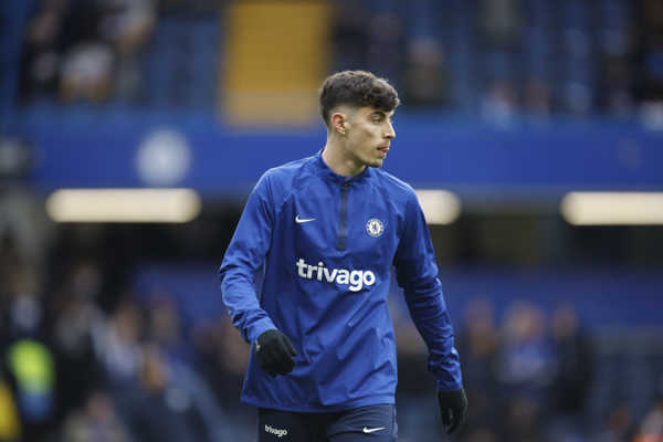 Kai Havertz sa rozcvičuje pred zápasom.