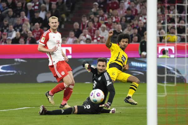 Vpravo hráč Dortmundu Karim Adeyemi srieľa úvodný gól.