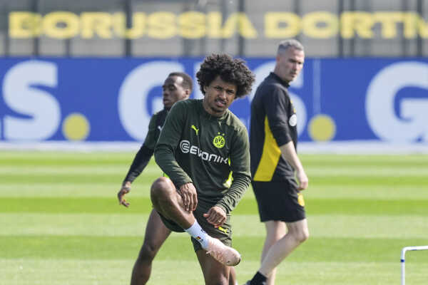 Futbalista Dortmundu Karim Adeyemi počas tréningu.