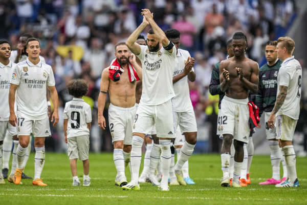 Karim Benzema sa lúči s fanúšikmi Realu Madrid.