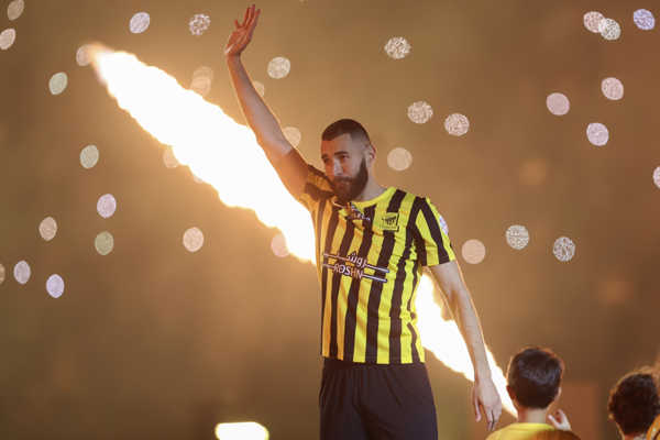 Karim Benzema pozdravuje fanúšikov Al Ittihad.