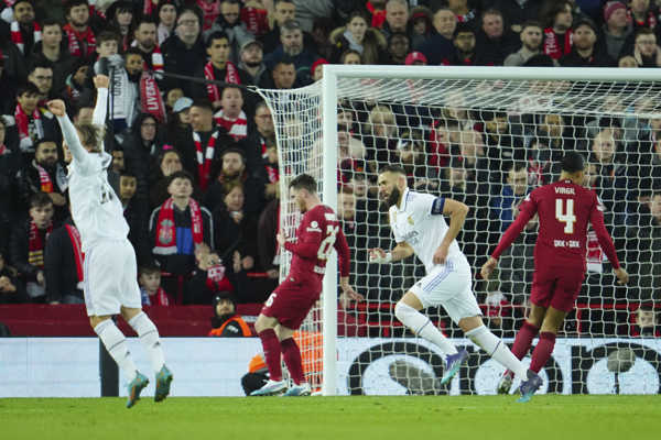 Karim Benzema oslavuje gól proti Liverpoolu.