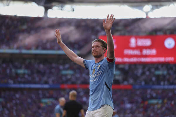 Futbalista Manchestru City Kevin De Bruyne ďakuje divákom.