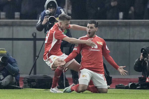 Futbalista Unionu Berlín Kevin Volland (vpravo) sa teší po strelení gólu.