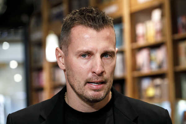 Spoluautor knihy a bývalý slovenský futbalový reprezentant Ján Ďurica počas krstu.