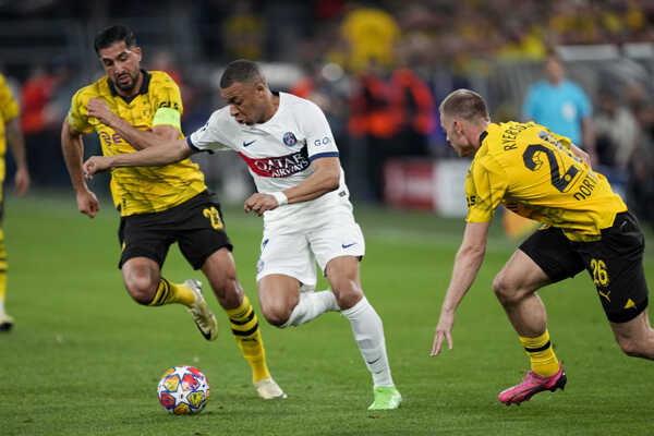 Francúzsky útočník Kylian Mbappe v drese PSG. Francúzsky útočník Kylian Mbappe v drese PSG.