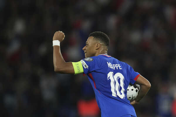 Kapitán Kylian Mbappé z Francúzska sa teší z gólu.