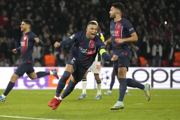Kylian Mbappé oslavuje penaltový gól PSG na 1:1.
