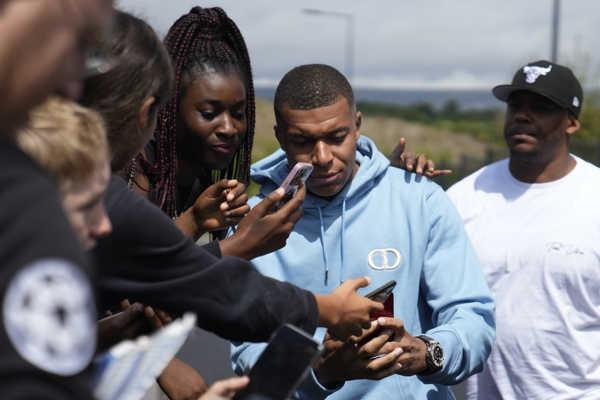 Kylian Mbappé s fanúšikmi PSG.