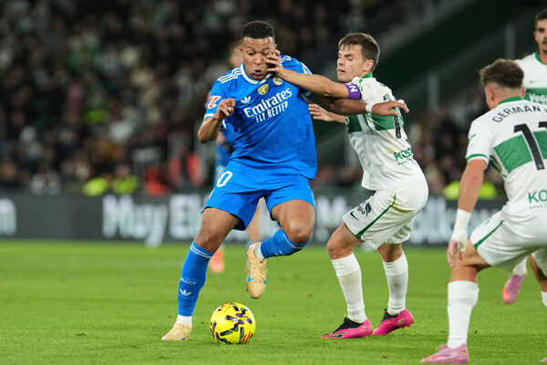 Kylian Mbappé (vľavo) z Realu Madrid a Aleix Febas z Elche počas zápasu.