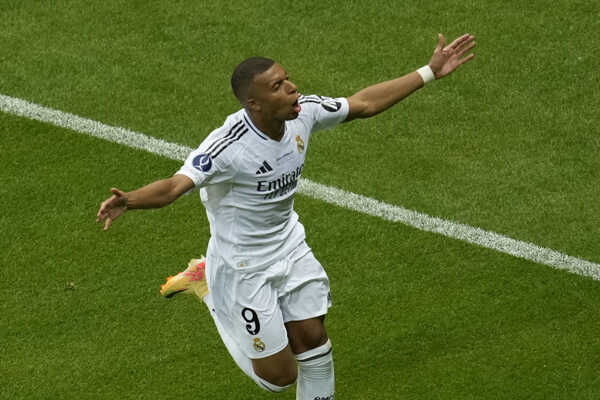 Futbalista Realu Madrid Kylian Mbappé sa teší po strelení gólu.