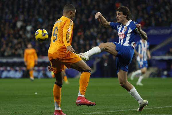 Kylian Mbappé (Real Madrid) v súboji s Carlosom Romerom (Espanyol). Kylian Mbappé (Real Madrid) v súboji s Carlosom Romerom (Espanyol).