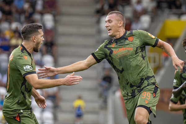 Hráč Dunajskej Stredy Ladislav Almási (vpravo) sa teší po strelení gólu.