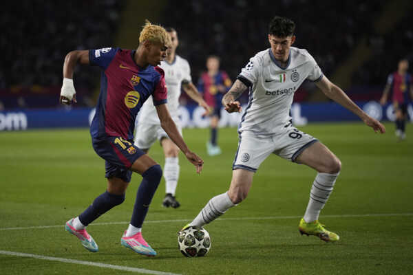 Hráč Interu Miláno Alessandro Bastoni (vpravo) bojuje o loptu s Lamineom Yamalom z Barcelony.