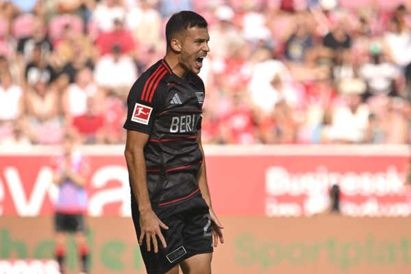 Slovenský futbalový reprezentant Lászlo Bénes z Unionu Berlín sa teší po strelení gólu.