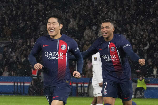 Lee Kang-in (vľavo) sa teší po strelení gólu.