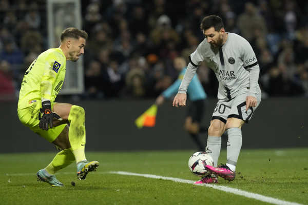 Argentínčan Lionel Messi strieľa gól.