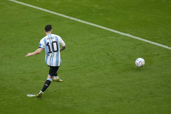 Lionel Messi zahráva pokutový kop na MS 2022.