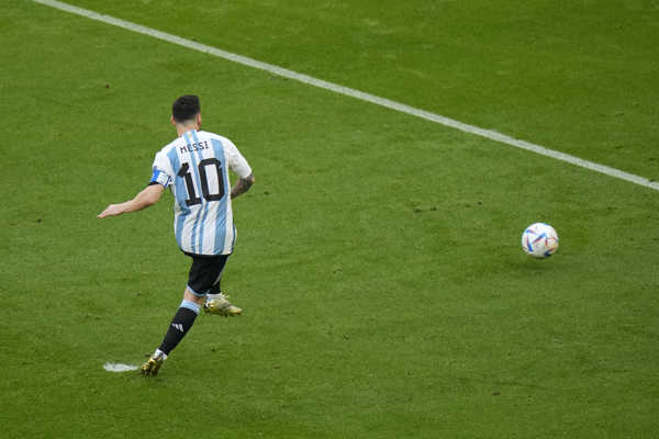 Lionel Messi zahráva pokutový kop na MS 2022. Lionel Messi zahráva pokutový kop na MS 2022.