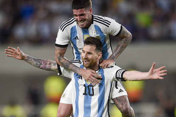 Messi a De Paul v drese Argentíny.