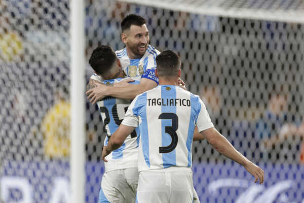 Lionel Messi a jeho gólové oslavy so spoluhráčmi.