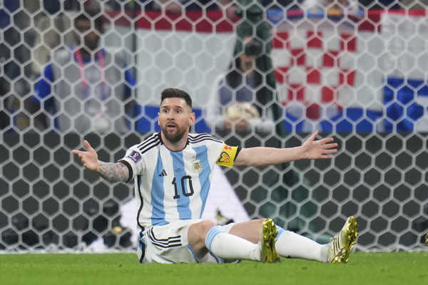 Lionel Messi na trávniku. Lionel Messi na trávniku.