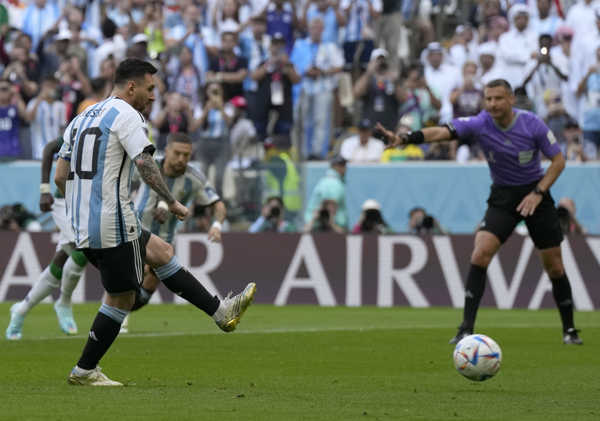 Lionel Messi pri pokutovom kope Argentíny.