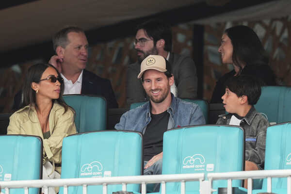 Futbalová hviezda Lionel Messi (uprostred) so svojou manželkou Antonelou Roccuzzovou (vľavo) a jedným z ich troch synov.