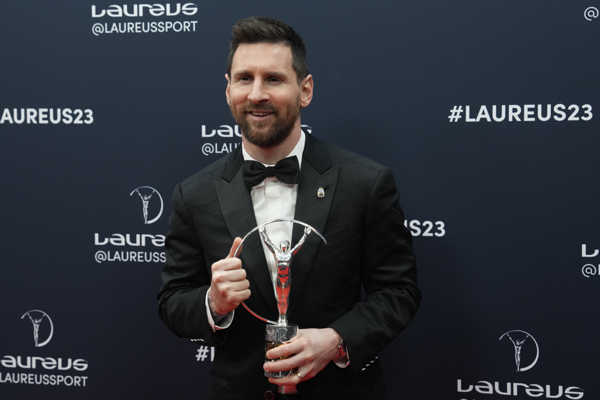 Lionel Messi pózuje s cenou počas slávnostného odovzdávania prestížnych športových cien Laureus World Sports Awards.