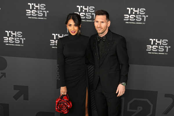 Lionel Messi a jeho manželka Antonela pózujú počas príchodu na galavečer The Best.